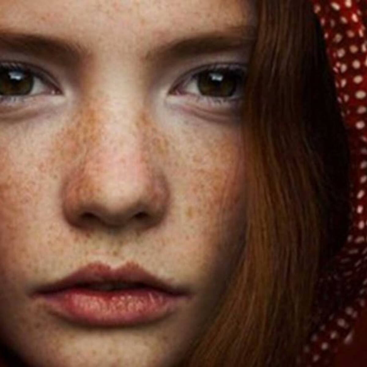 Conoce el “Freckling”, la moda de tatuarse pecas