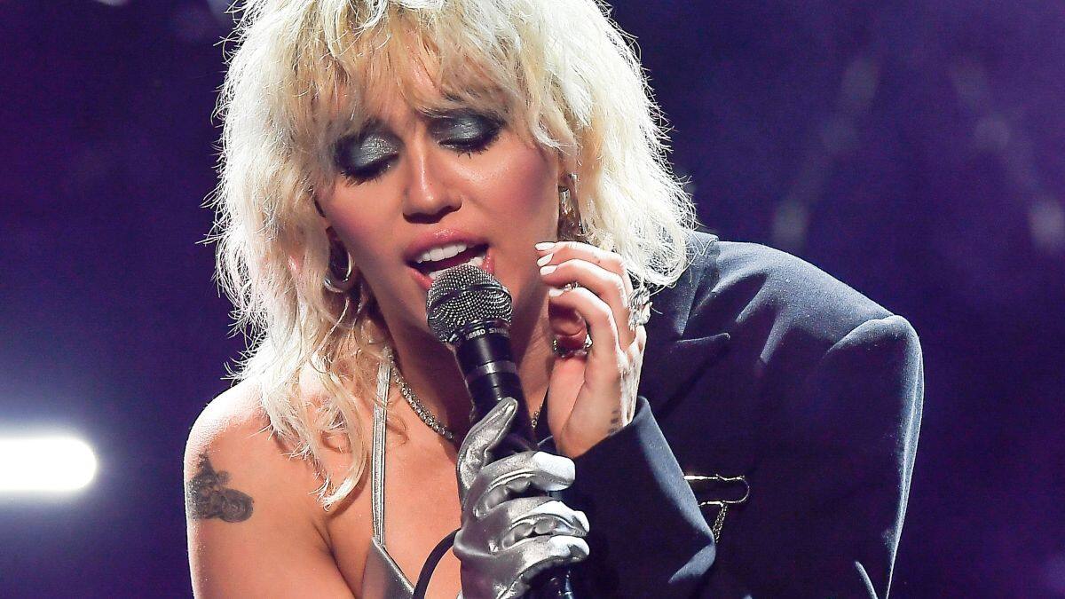 Miley Cyrus sorprendió cantando en vivo un cover de Janis Joplin