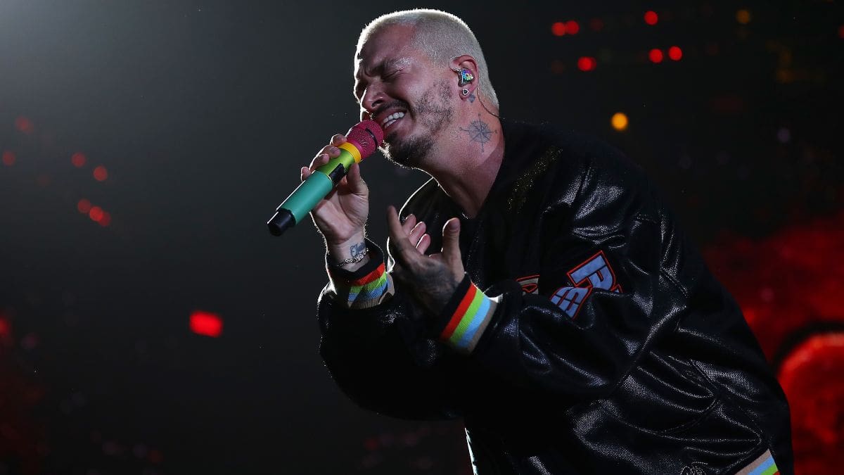 J Balvin le respondió a seguidor que lo criticó: «¿Qué has hecho tú?»