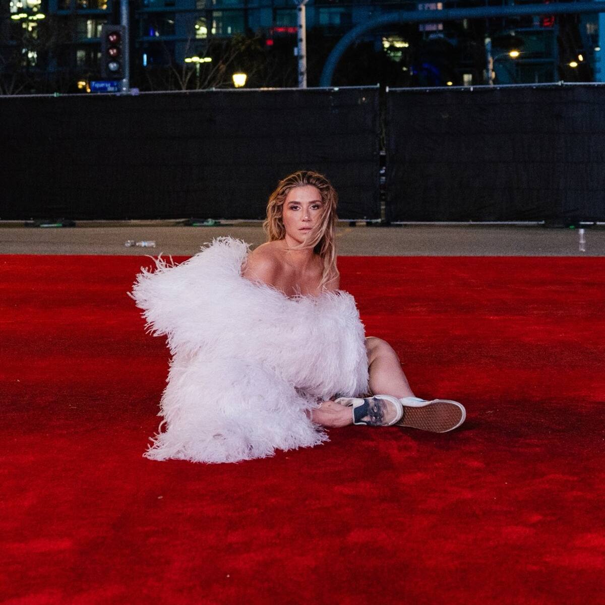 Kesha sorprende con nuevo videoclip filmado en plena alfombra roja de los Premios Grammy 2026