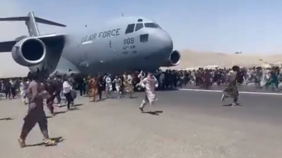 Afganistán: Los terribles registros de personas intentando huir en aeropuerto de Kabul