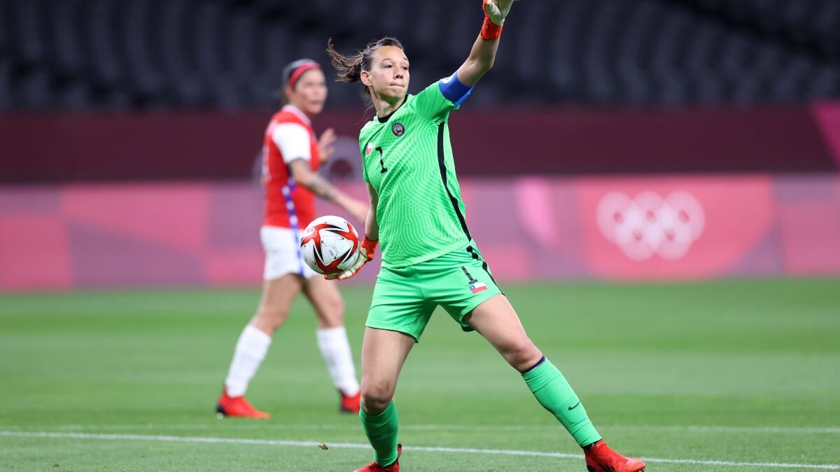 ¡Ocho brazos! Tiane Endler debuta con una victoria en el Lyon y se llena de elogios