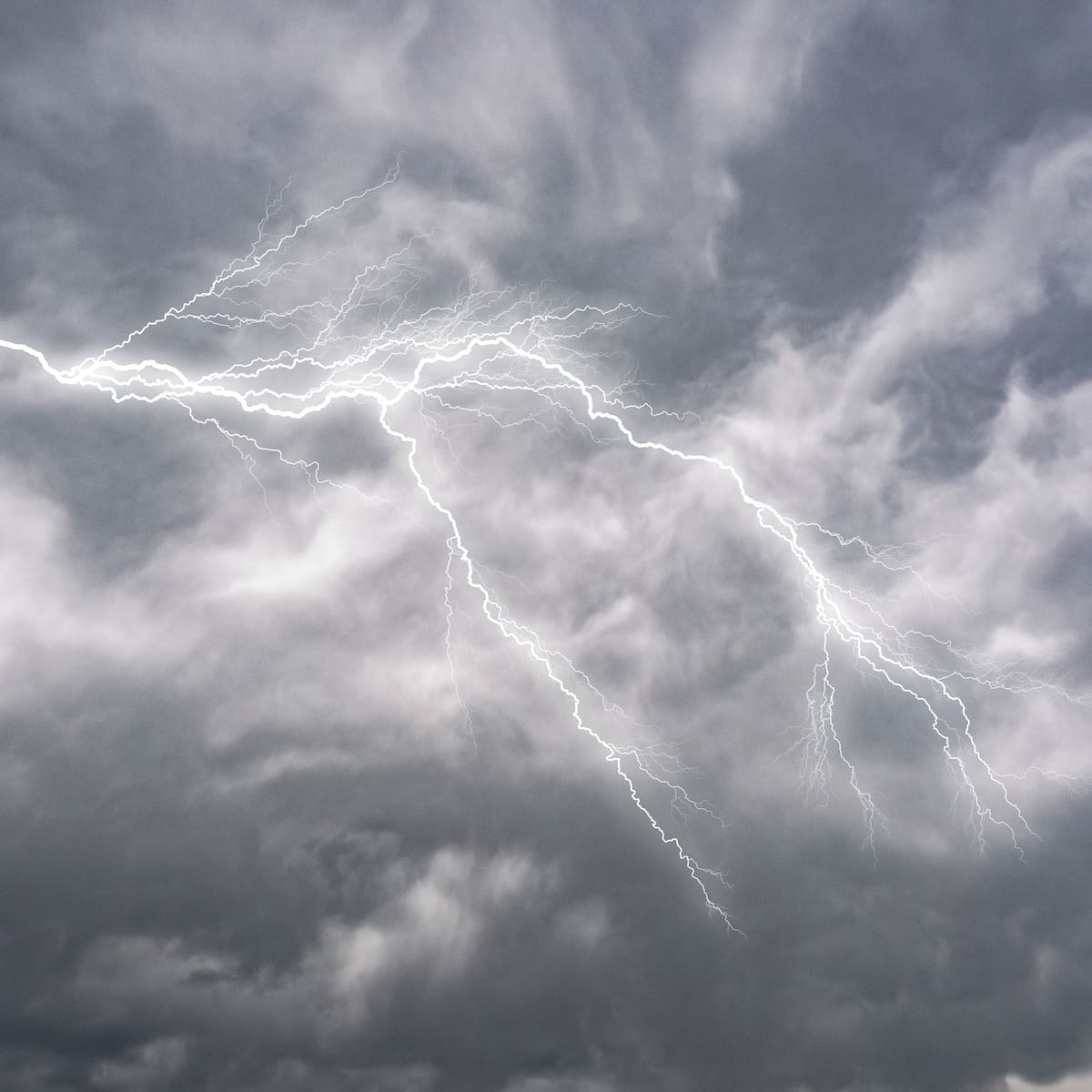 ¿Qué hacer durante una tormenta eléctrica? Las recomendaciones ante el sistema frontal que llega a Santiago