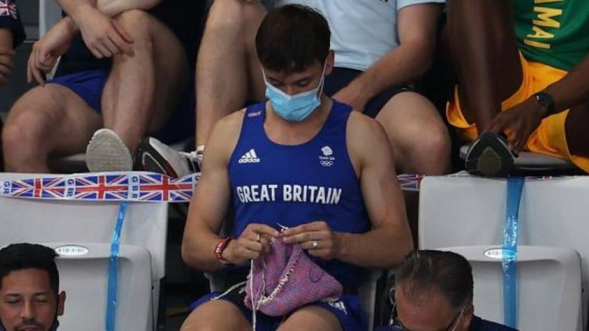 ¡Me encanta! Tom Daley terminó el cárdigan que tejió durante los Juegos Olímpicos