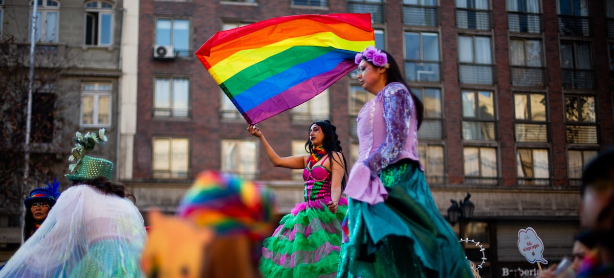27 de junio de 2026/SANTIAGO
Miles de personas participan de la versión 2026 de la marcha del orgullo, la cual inició en plaza Italia y recorrerá la alameda.
FOTO: HANS SCOTT/AGENCIAUNO