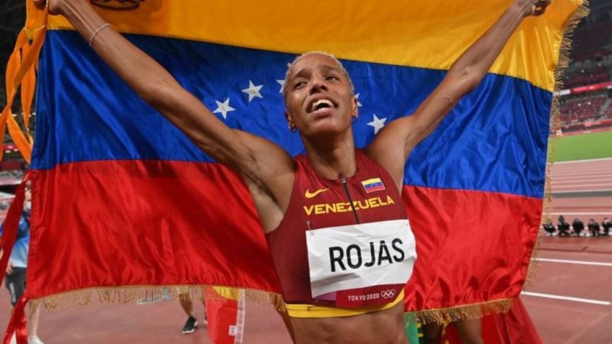 ¡Histórica! La venezolana Yulimar Rojas bate récord olímpico y mundial al ganar oro en salto triple femenino