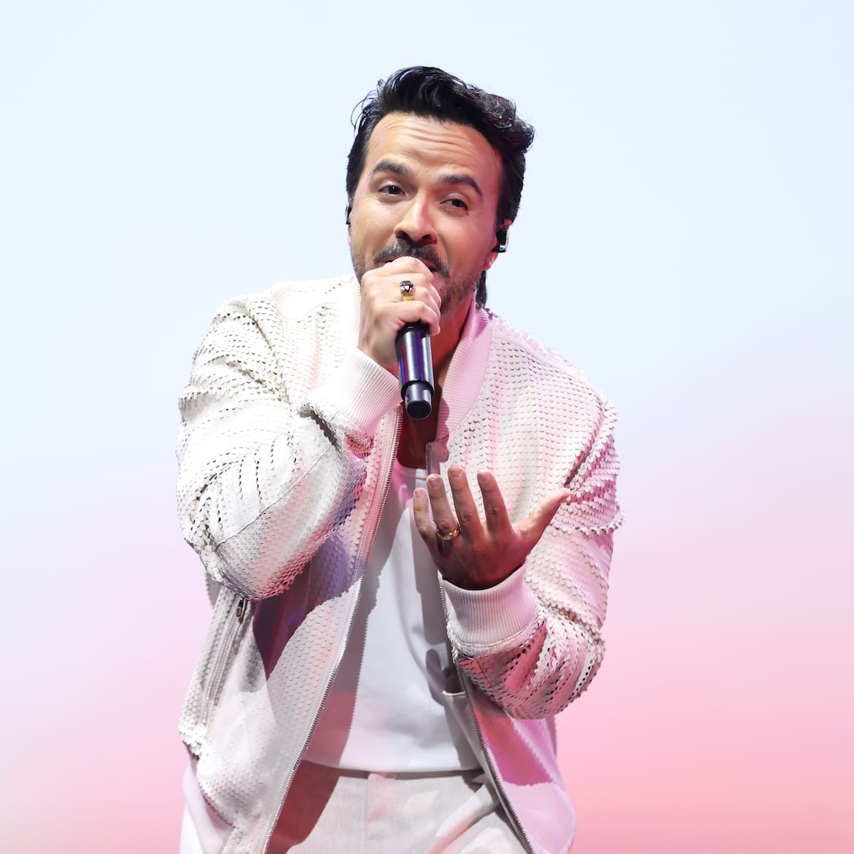 Luis Fonsi vuelve a Chile con “Mar Infinito World Tour 2027”: fecha, lugar y venta de entradas