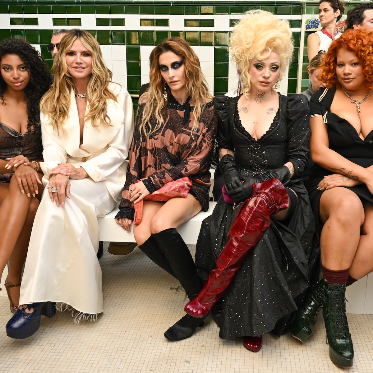 Mon Laferte deslumbra en la Paris Fashion Week y posa junto a Paris Jackson en el desfile de Vivienne Westwood