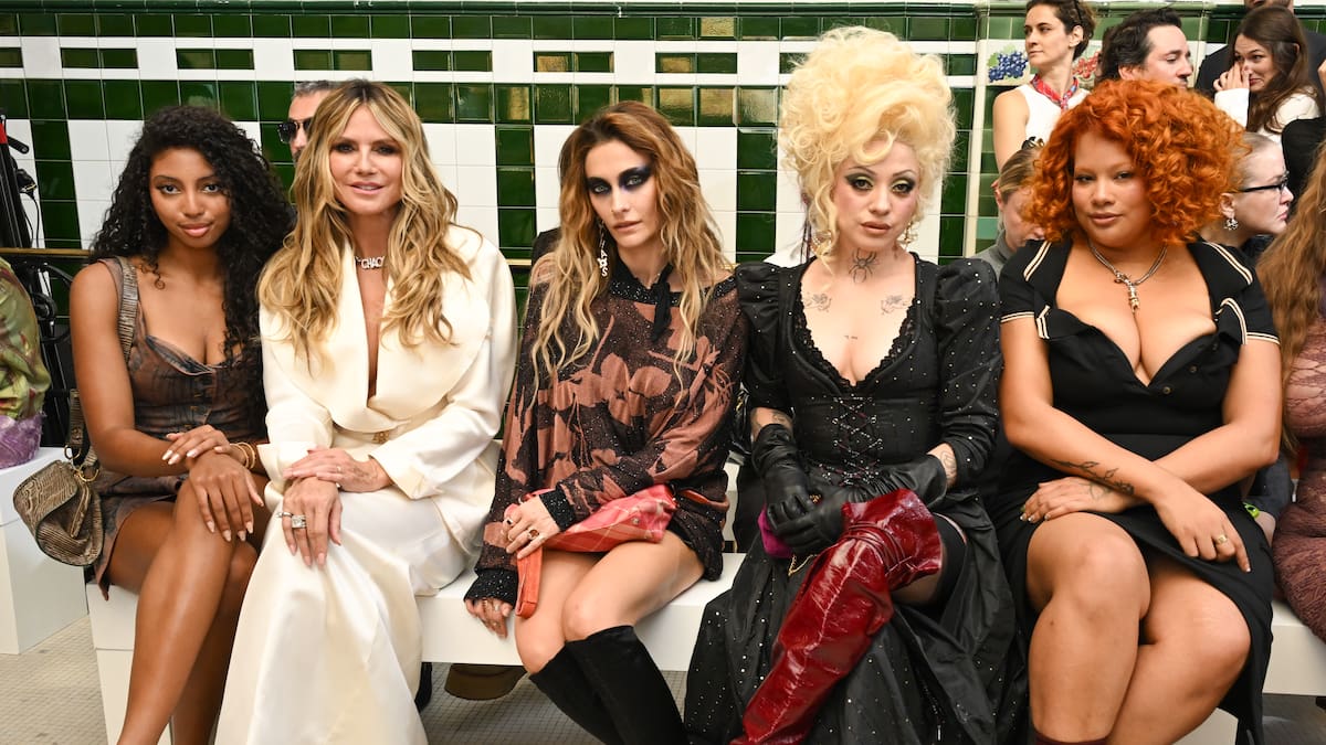 Mon Laferte deslumbra en la Paris Fashion Week y posa junto a Paris Jackson en el desfile de Vivienne Westwood