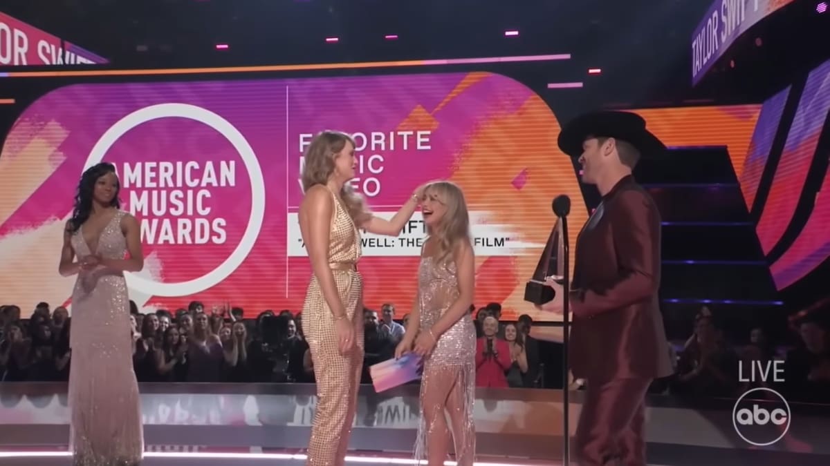 ¿Cuánto miden? Taylor Swift y Sabrina Carpenter se vuelven virales por su diferencia de estatura