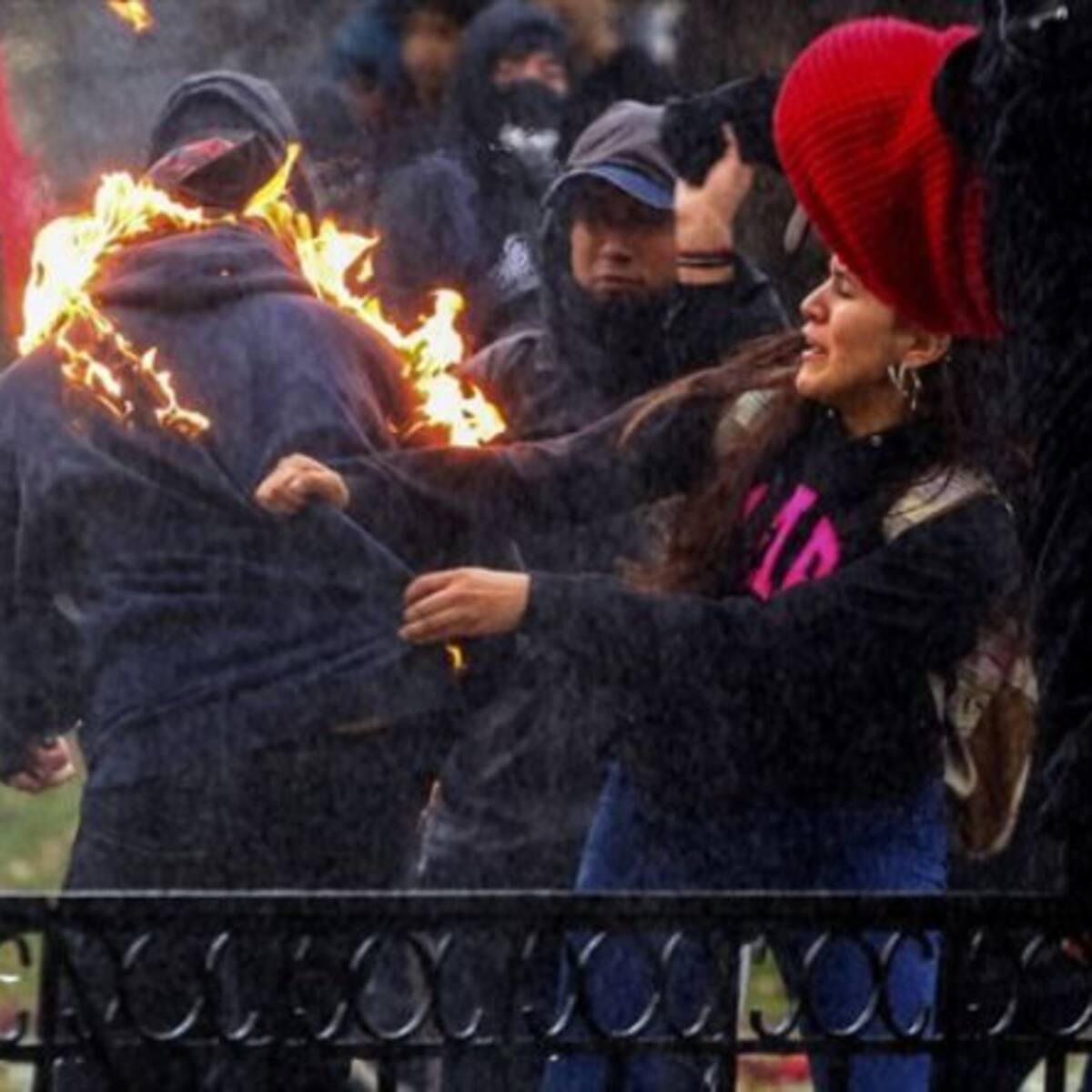 Encapuchados terminaron quemados tras lanzar bombas molotov en la marcha