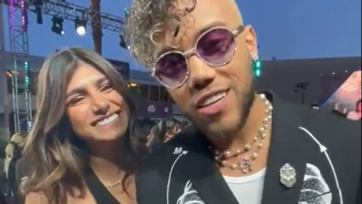 Jhay Cortez y Mia Khalifa llegan como pareja a los Latin Grammy 2021: ¡Así reaccionaron las redes sociales!