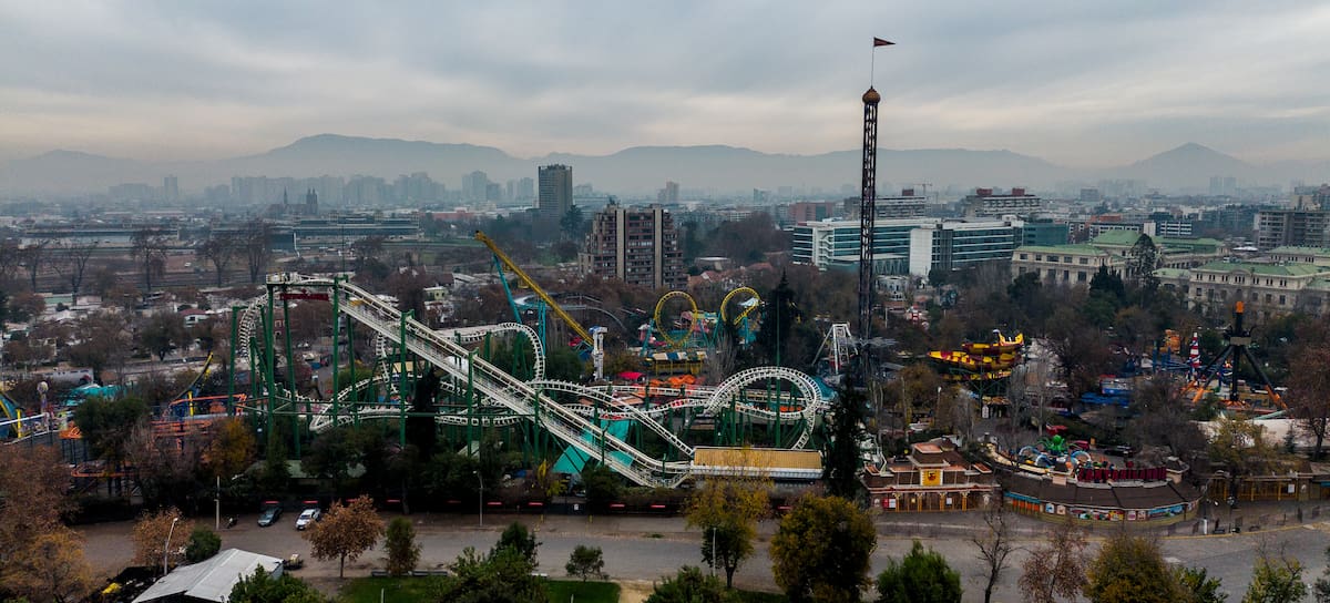 16 de junio de 2026/SANTIAGOVista aérea del parque de diversiones Fantasilandia.
Fantasilandia anunció que dejará su histórica ubicación en el Parque O'Higgins en 2027 y se trasladará a un nuevo recinto en San Bernardo, tras más de 40 años en el lugar.
FOTO: HANS SCOTT/AGENCIAUNO