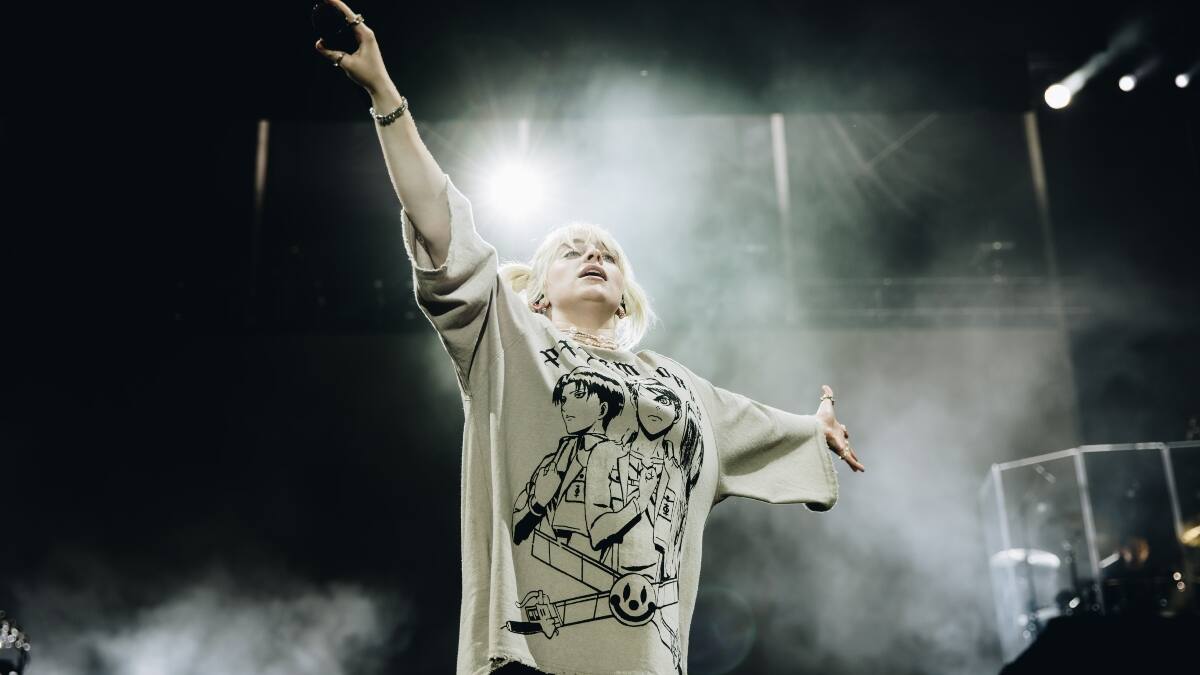 ¡Sasageyo! Billie Eilish utilizó polera de «Shingeki no Kyojin» en su último concierto