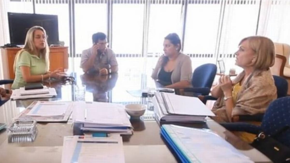 Evelyn Matthei se une al meme del «Viajero en el tiempo» y cambia la línea temporal de su recordado video