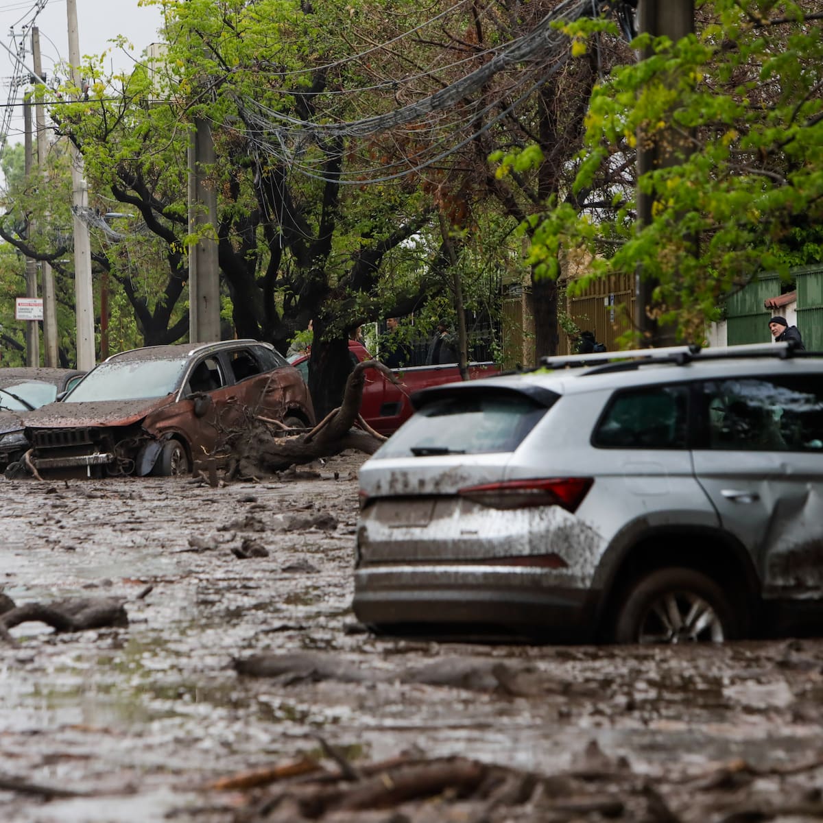 Tras el aluvión en Las Condes: ¿qué hacer y cómo protegerse ante una emergencia de este tipo?