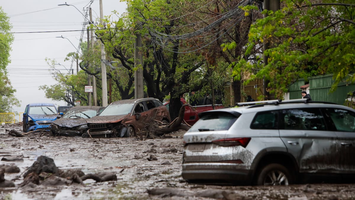 Tras el aluvión en Las Condes: ¿qué hacer y cómo protegerse ante una emergencia de este tipo?