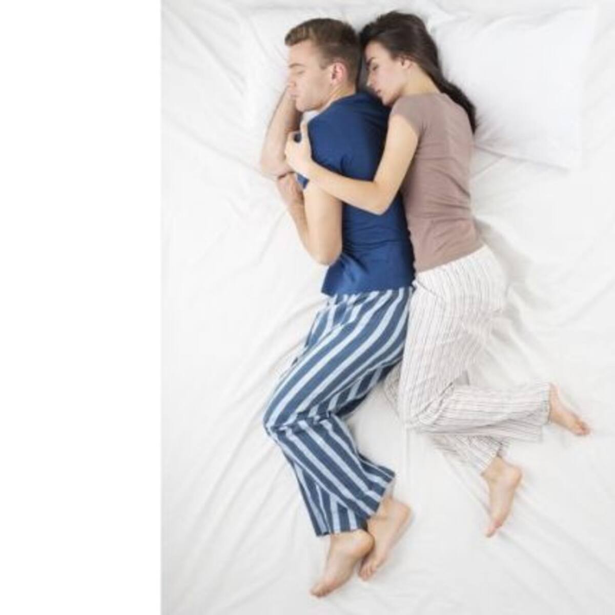 Los hombres que se dejan hacer “cucharitas” son mejores parejas