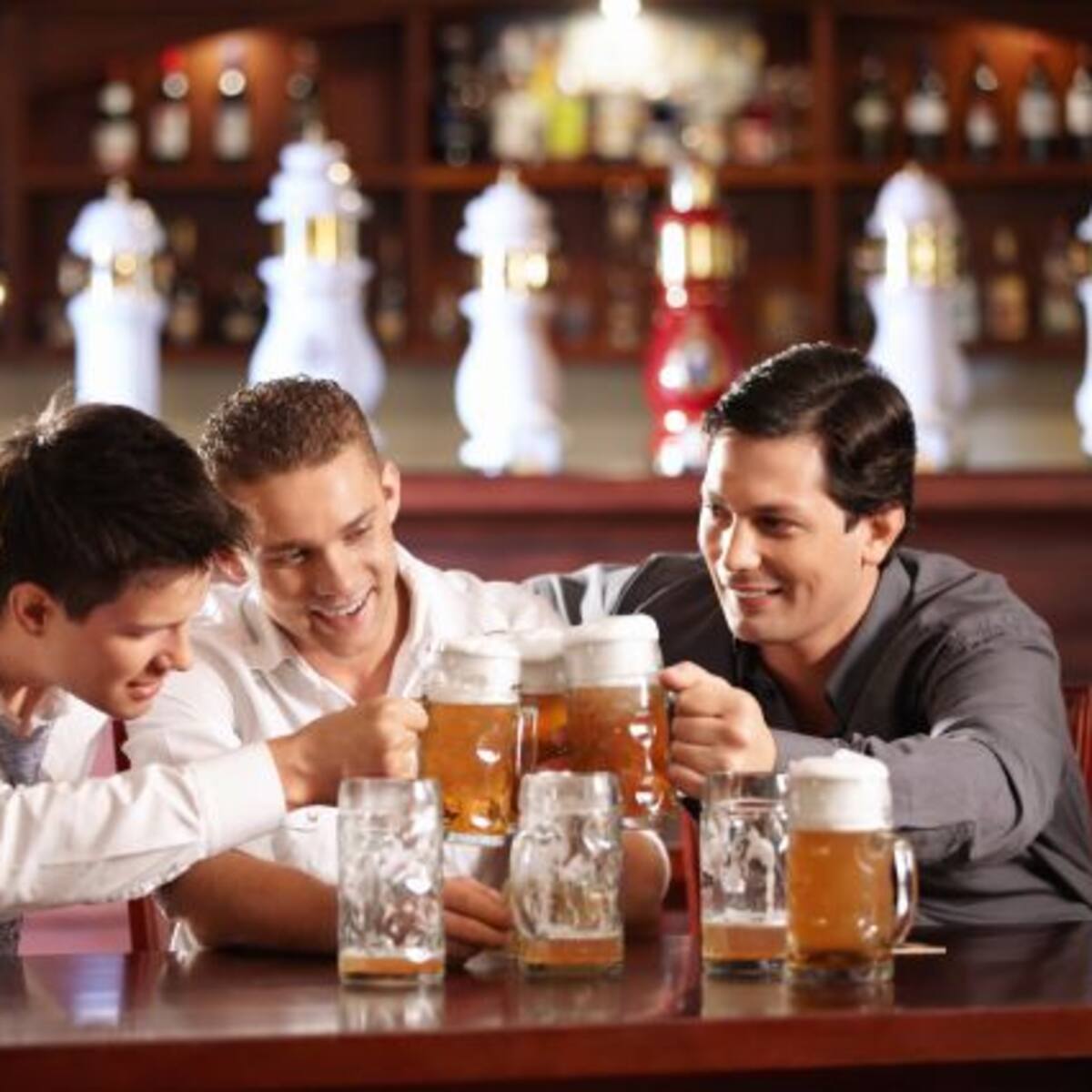 Los hombres heterosexuales tienden a sentirse atraídos por otros hombres cuando se emborrachan