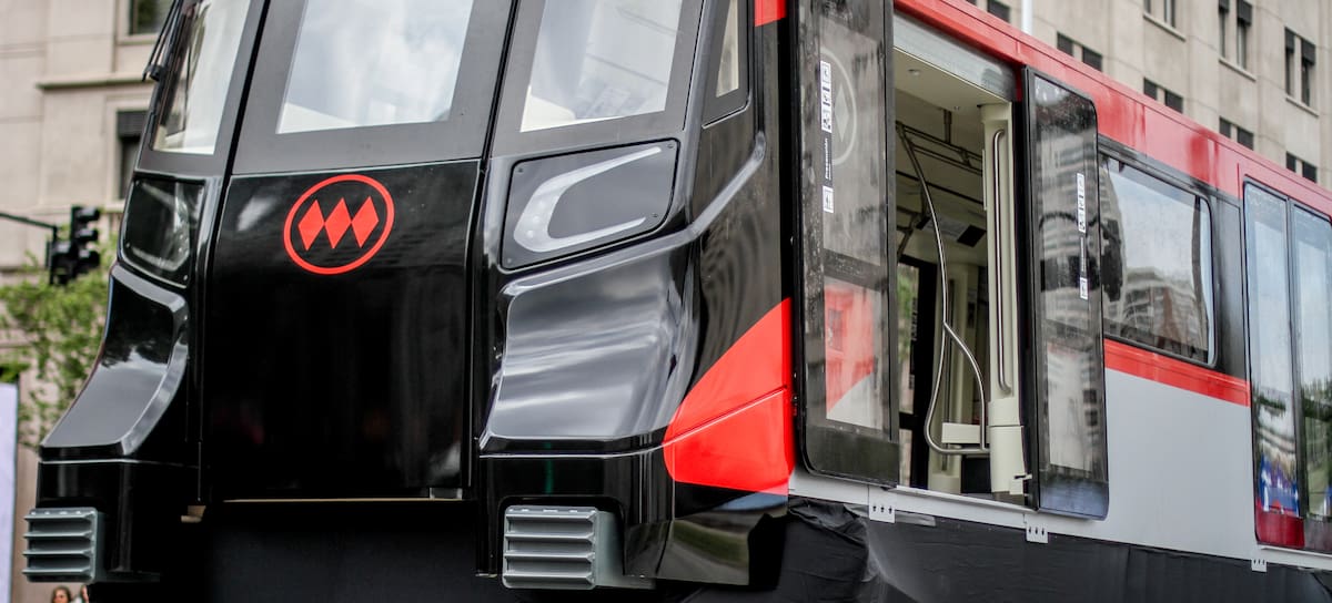 4 de octubre de 2025/SANTIAGO
Vista de un vagón de metro modelo Alstom, el cuál circulará por la futura línea 7, instalado en la plaza de la Ciudadanía, lugar donde autoridades dieron a conocer los detalles de la Fiesta Ciudadana de este domingo 5, donde el pasado y el futuro de Metro se encontrarán en un solo lugar con un recorrido por un vagón refaccionado modelo NS74, de la primera flota de trenes de Metro hace 50 años, junto a la maqueta tamaño real del tren que circulará por la futura Línea 7”, según se precisa.
FOTO: HANS SCOTT/AGENCIAUNO