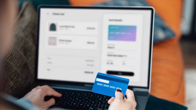 Una usuaria comprando ropa en una tienda electrónica.