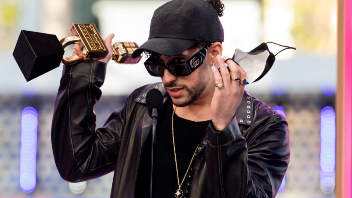 Bad Bunny asegura que uno de sus famosos «rapados» era para «llamar a los alienígenas»