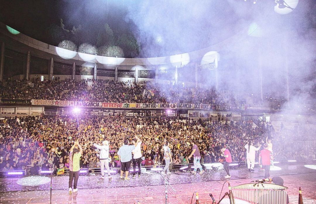 Instagram @santaferia</a>