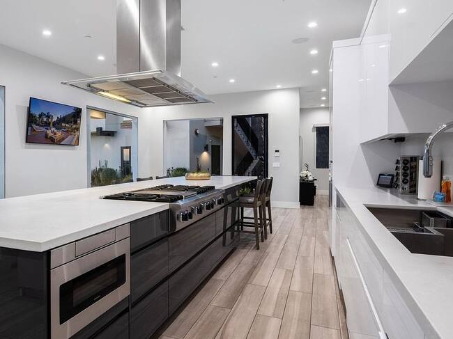 Douglas Elliman (vía Instagram @dirtdotcom)