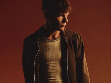 Louis Tomlinson inicia un nuevo capítulo con "How Did I Get Here?", su recién lanzado álbum de estudio