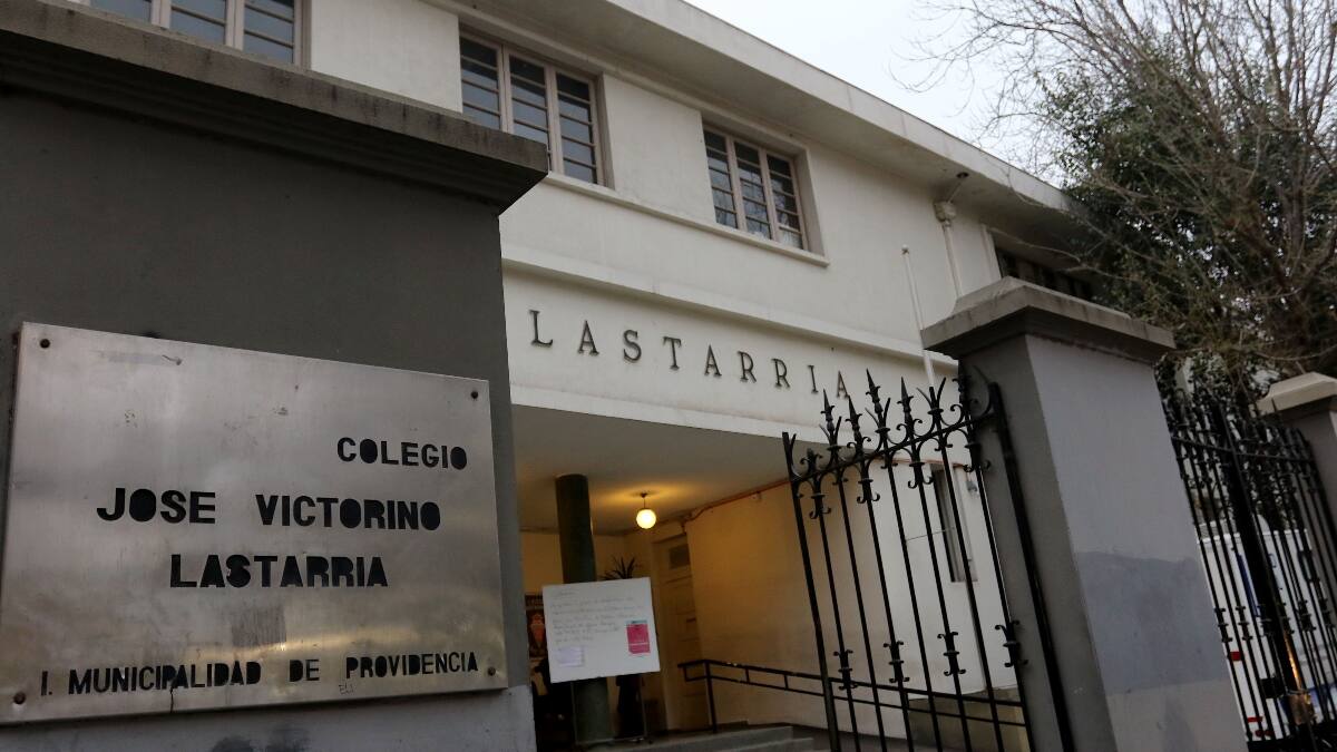 Funa masiva en Liceo Lastarria: Alumnas aseguran que compartían fotos íntimas de ellas por WhatsApp
