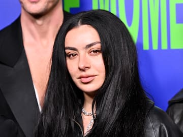 "The Moment", la gran apuesta cinematográfica de Charli XCXC, llega a Chile: ¿Cuándo y dónde verla?