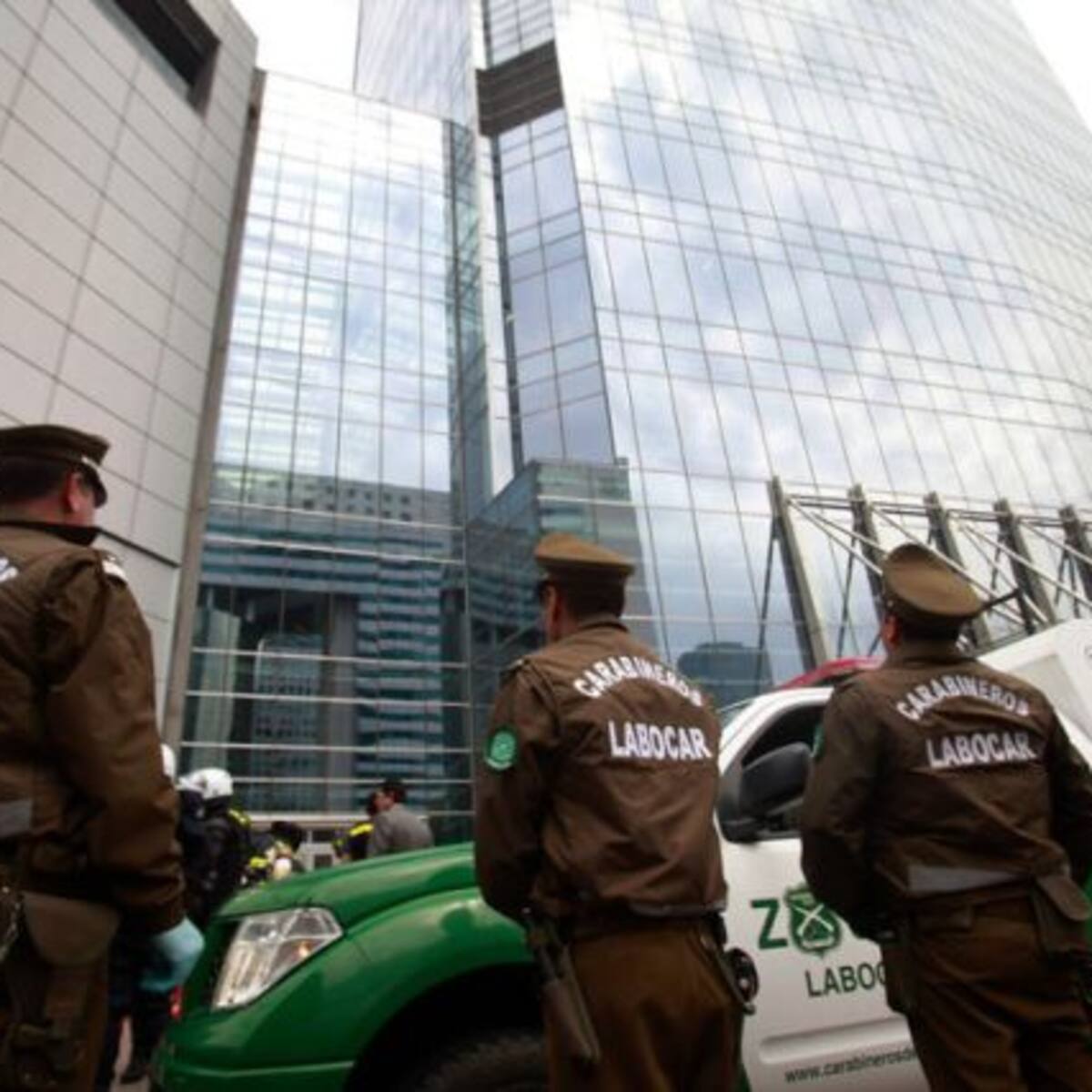 Hombre muere tras caer desde el quinto piso del Costanera Center