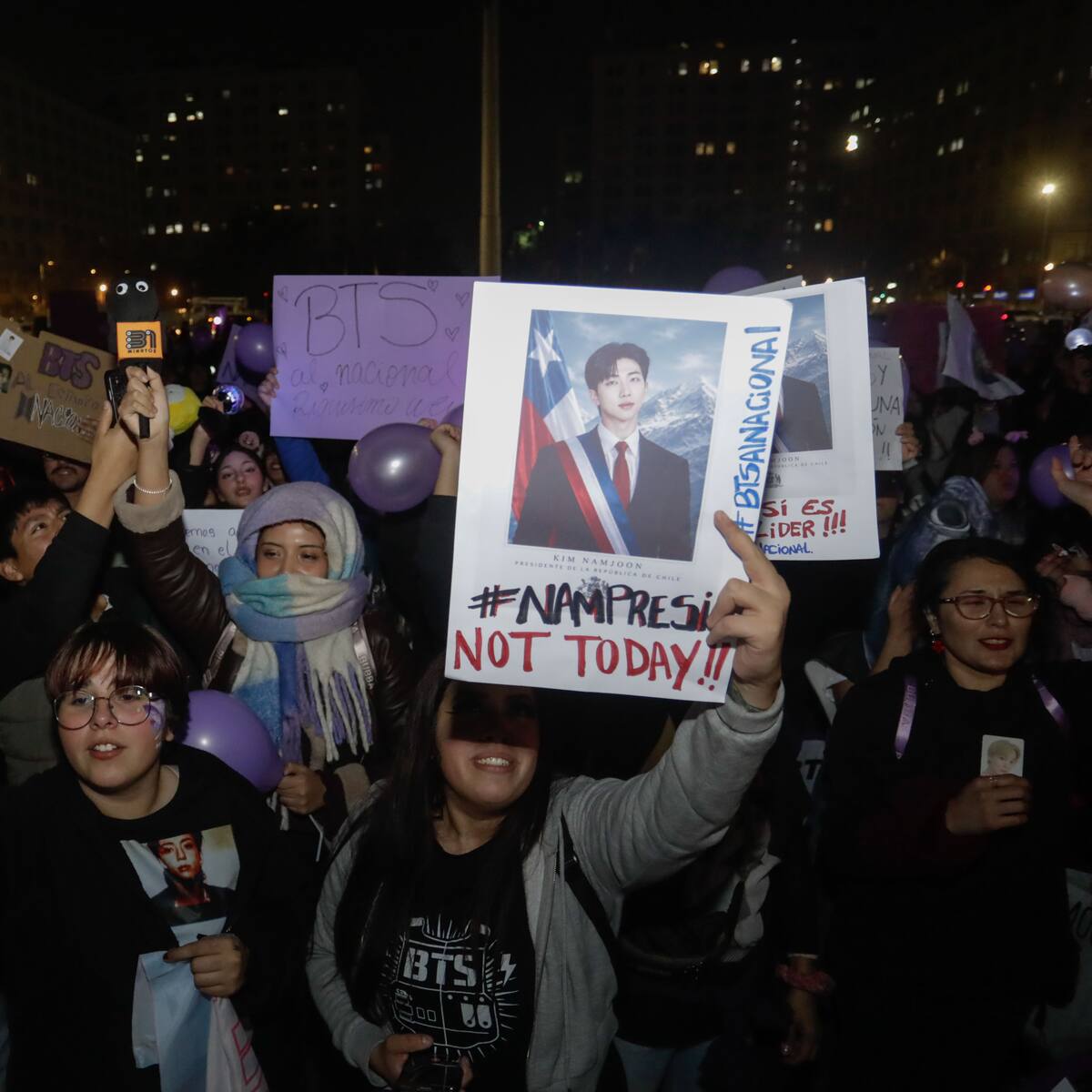 "¡BTS AL NACIONAL!": Cientos de ARMYs protestan frente a La Moneda tras prohibición de conciertos en el Estadio Nacional