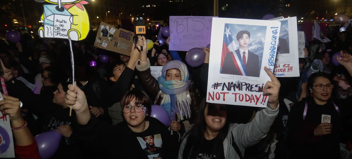 03 DE JULIO 2026 / SANTIAGO
Cientos de seguidoras de la Boyband Surcoreana BTS se manifiestan frente al Palacio de la Moneda debido a la negativa del ministerio de deportes de autorizar el uso del Estadio Nacional para la presentacion del popular conjunto de K-Pop.
FOTO: LUKAS SOLIS / AGENCIAUNO