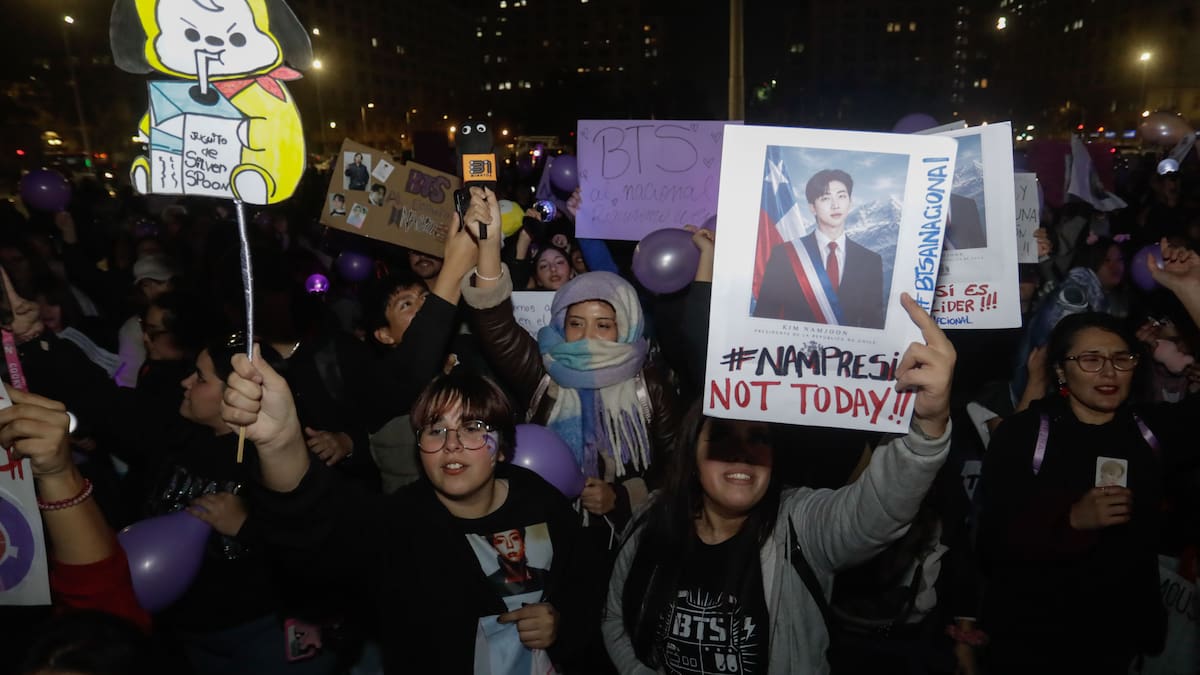 "¡BTS AL NACIONAL!": Cientos de ARMYs protestan frente a La Moneda tras prohibición de conciertos en el Estadio Nacional
