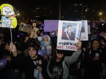 "¡BTS AL NACIONAL!": Cientos de ARMYs protestan frente a La Moneda tras prohibición de conciertos en el Estadio Nacional