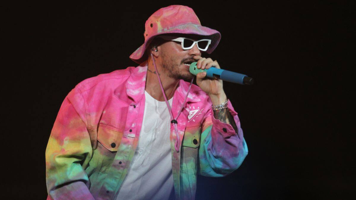 J Balvin recibe ola de críticas por teñirle la cola a su perro