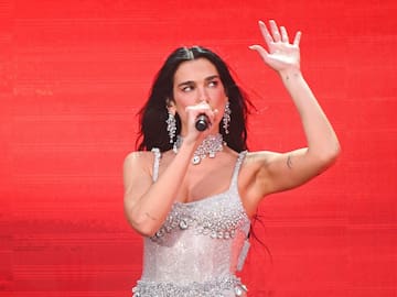 Dua Lipa revela cómo nació la idea de cantar un cover en cada uno de sus conciertos