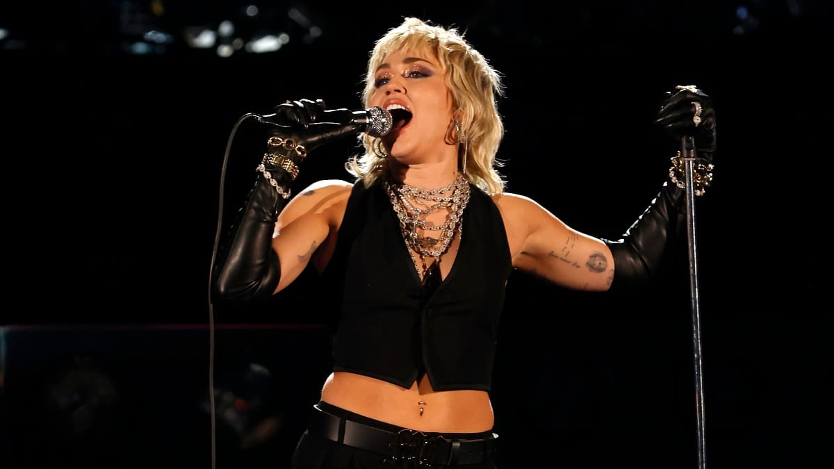 ¡Lo hizo de nuevo! Miley Cyrus cantó covers homenajeando a Queen en NCAA