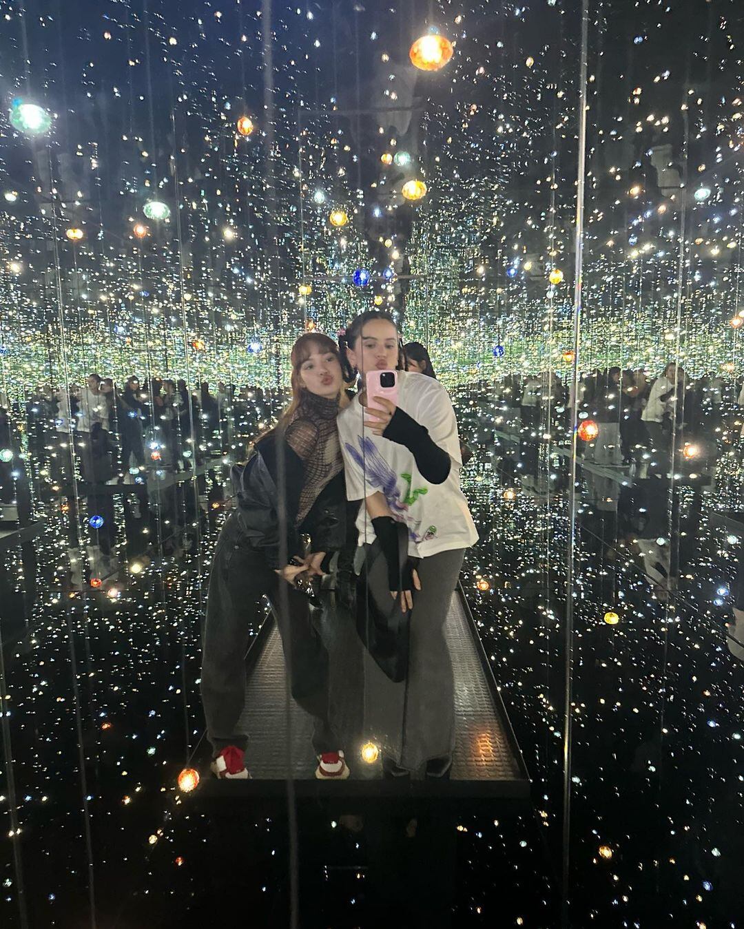 Instagram @rosalia.vt</a>