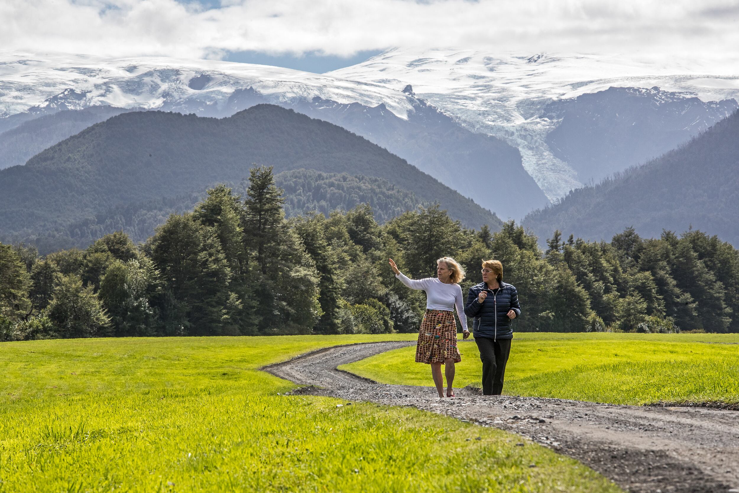 Fuente:  Kris Tompkins camina con la expresidenta chilena Michele Bachelet (Jimmy Chin)