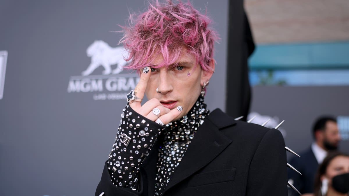 Machine Gun Kelly lució una manicura de $30 mil dólares en los Billboard Music Awards 2022