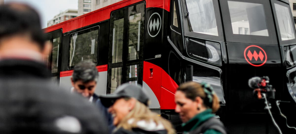 4 de octubre de 2025/SANTIAGO
Vista de un vagón de metro modelo Alstom, el cuál circulará por la futura línea 7, instalado en la plaza de la Ciudadanía, lugar donde autoridades dieron a conocer los detalles de la Fiesta Ciudadana de este domingo 5, donde el pasado y el futuro de Metro se encontrarán en un solo lugar con un recorrido por un vagón refaccionado modelo NS74, de la primera flota de trenes de Metro hace 50 años, junto a la maqueta tamaño real del tren que circulará por la futura Línea 7”, según se precisa.
FOTO: HANS SCOTT/AGENCIAUNO