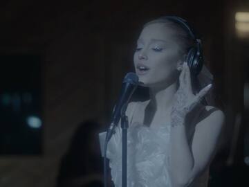 Ariana Grande sorprende con versión en vivo de "Santa Tell Me"