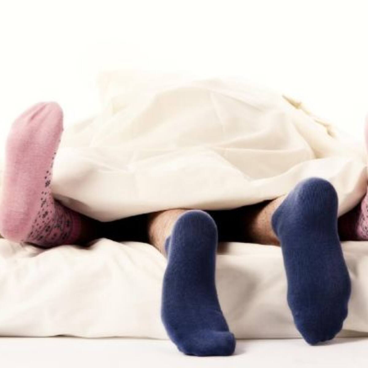 Según estudio, dejarse los calcetines durante el sexo ayuda a llegar al orgasmo