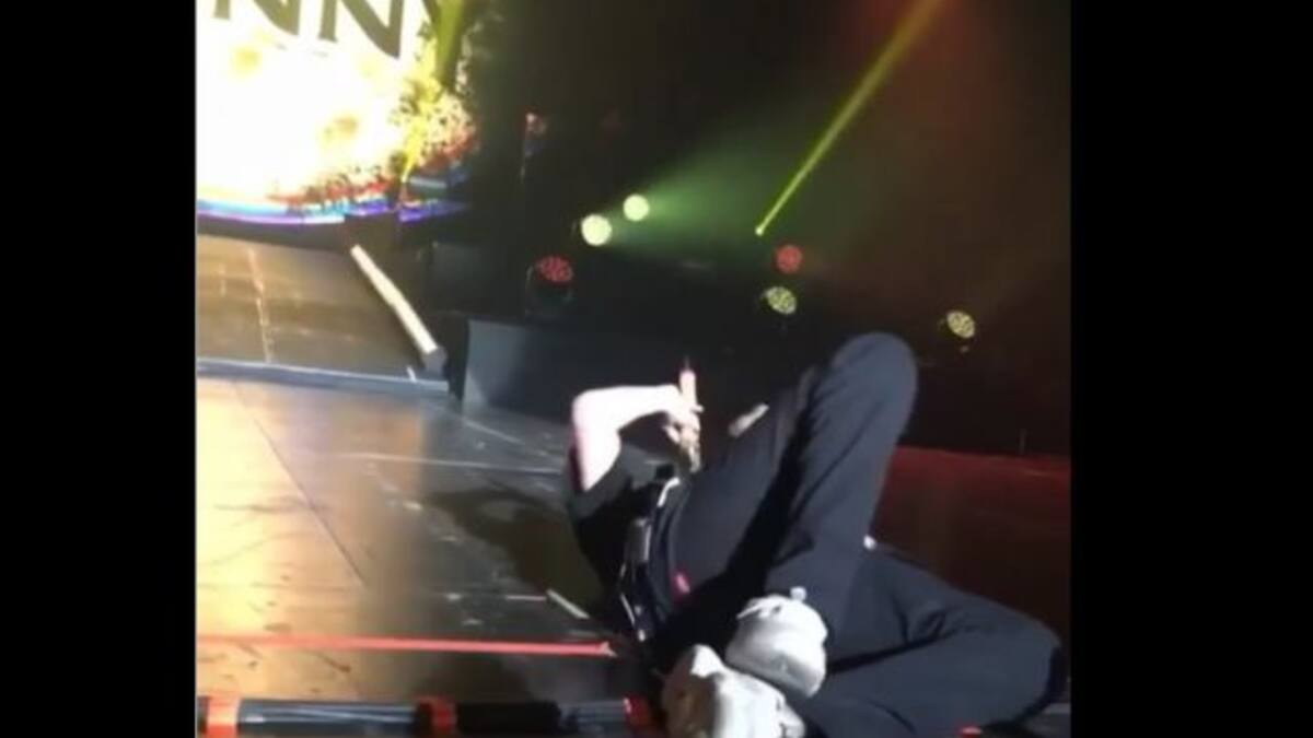 (VIDEO) Bad Bunny colapsa de dolor sobre el escenario