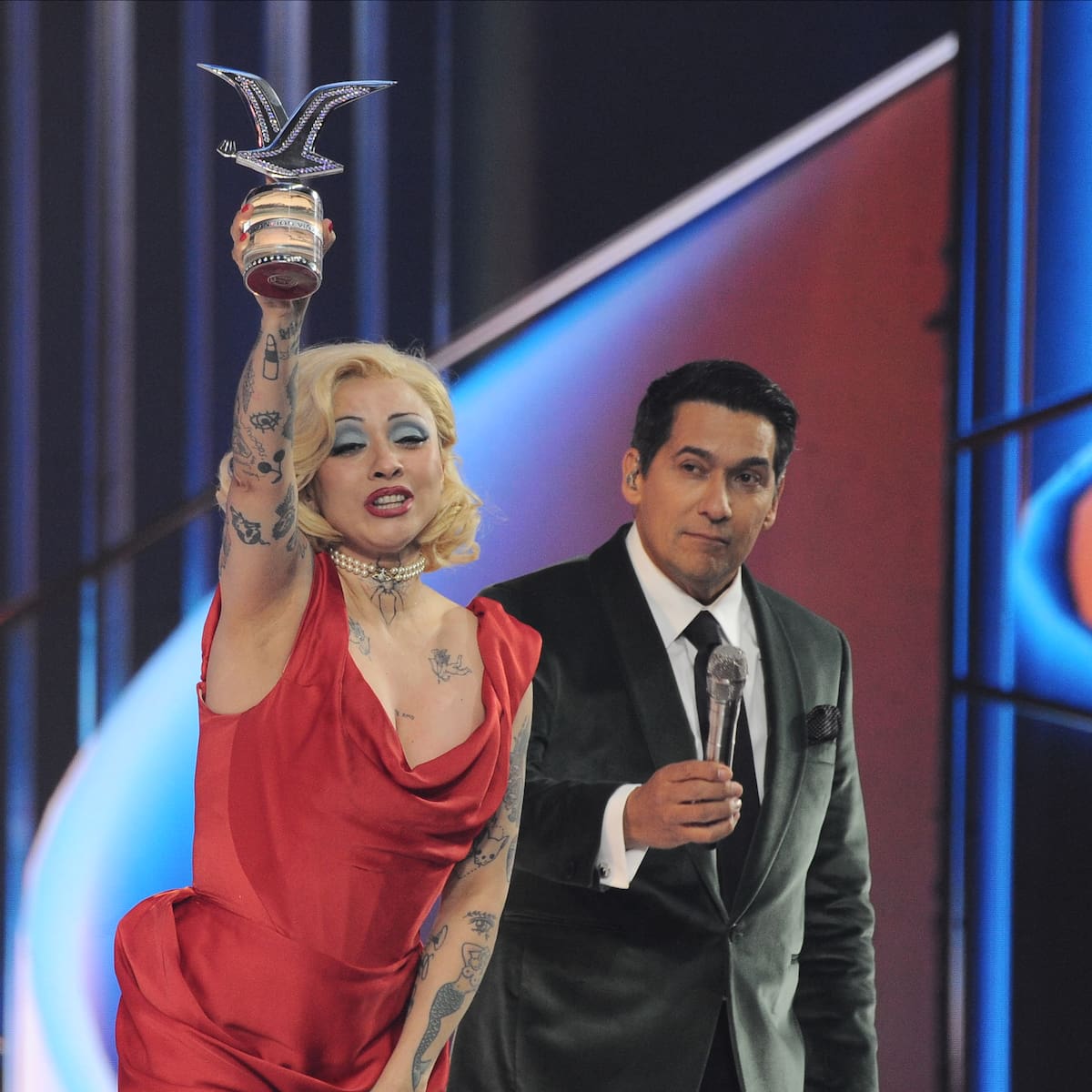 Histórica: Mon Laferte recibe la Gaviota de Platino en el festival de Viña 2026