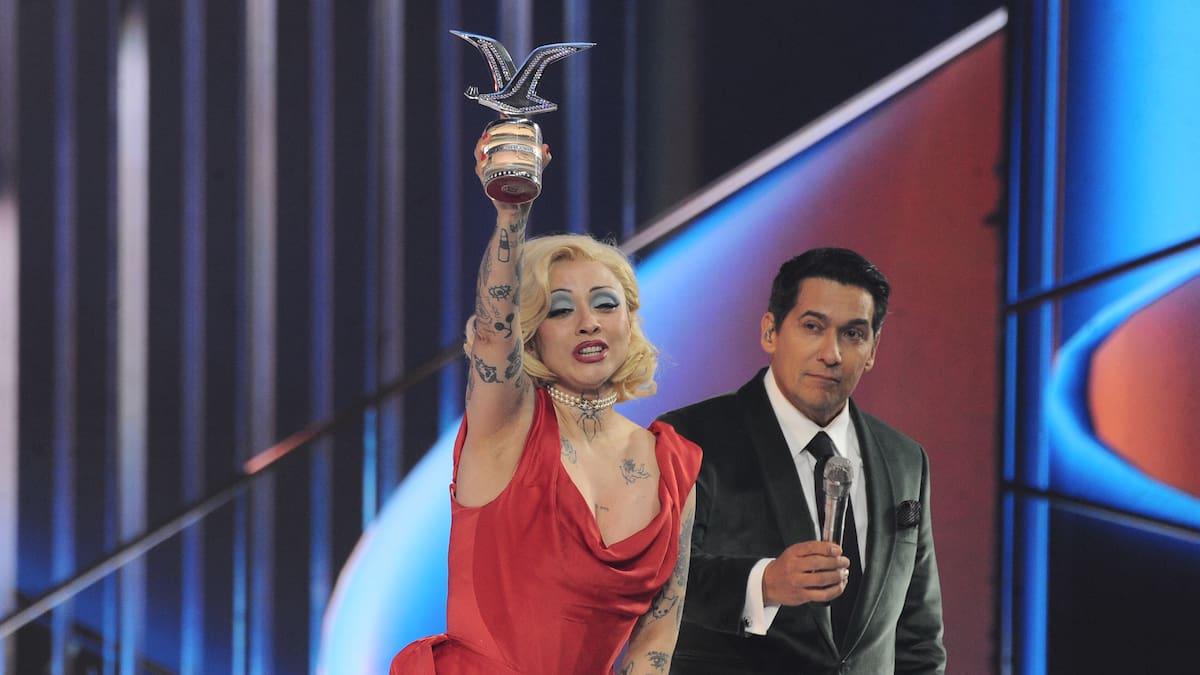 Histórica: Mon Laferte recibe la Gaviota de Platino en el festival de Viña 2026