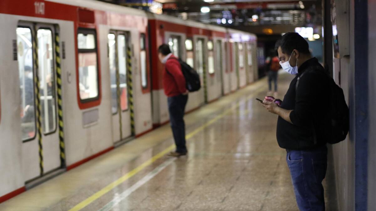 Metro de Santiago anuncia que su servicio será gratuito este fin de semana