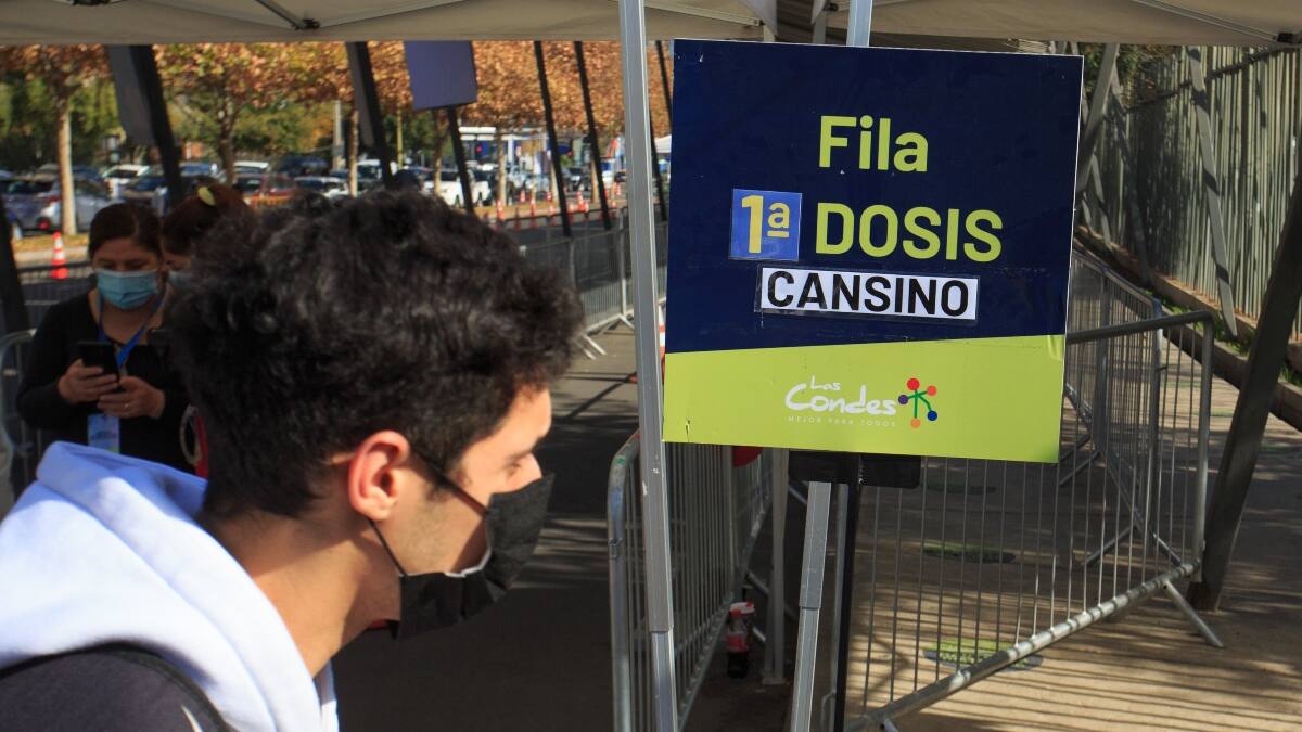 Tres personas sufrieron desmayos tras recibir vacuna Cansino en Las Condes